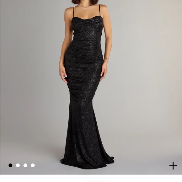 Elegant Black Evening Gown - Picture 1 of 4